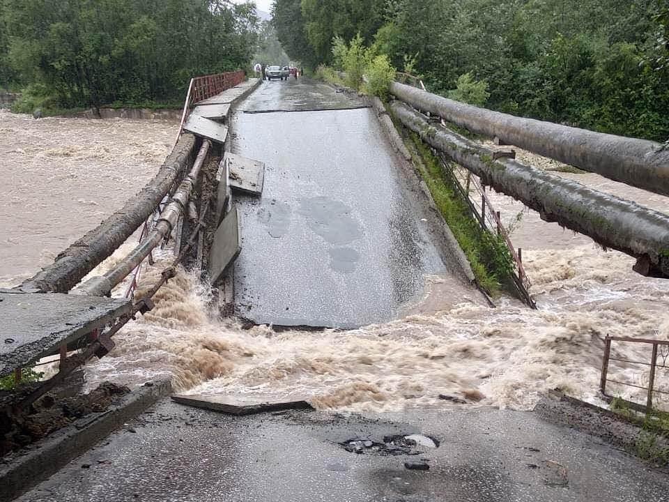 Землетрясение в реке. Наводнение в Байкальске. Разрушенный мост. Разрушение моста из-за наводнения. Разрушенный мост после паводка.